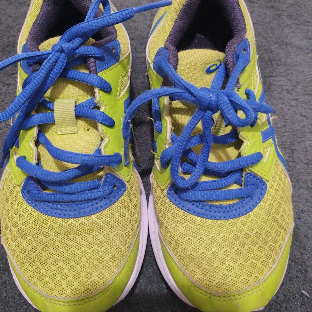 Boys size 4 Asics tennis shoes
